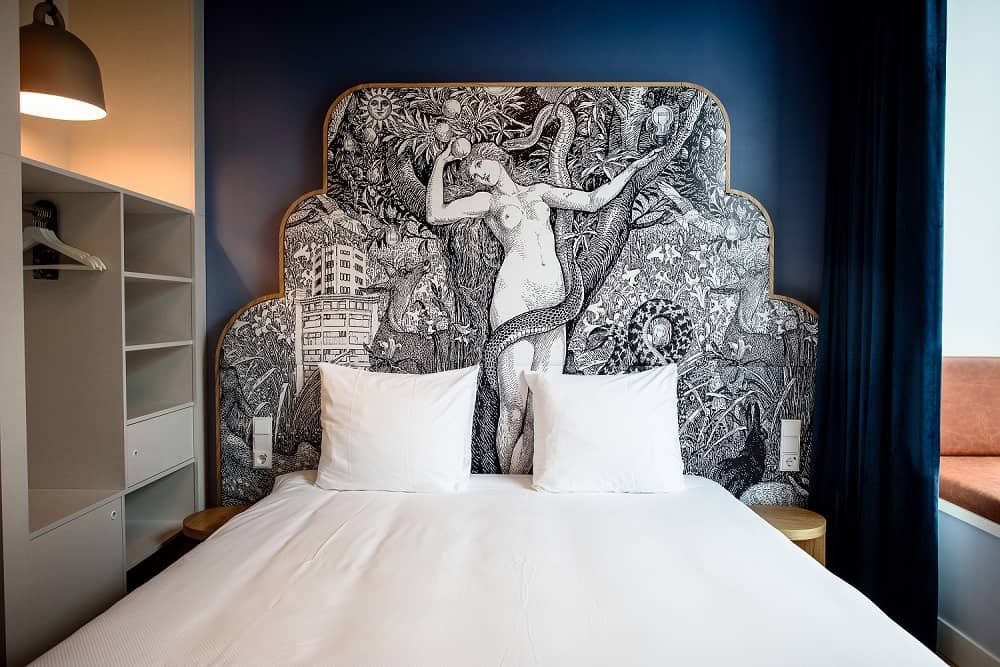 Blue Virgin Standard Room Bed - Hotel Mariënhage Eindhoven Domusdela